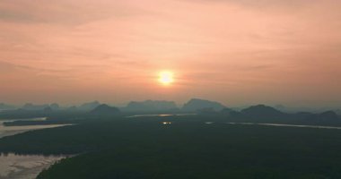 Bang Phat balıkçı köyü adasının üstündeki hava manzaralı gün batımı manzarası