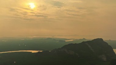 Nehir deltaları ve mangrovlar kalp adasında altın gün doğumunda, hava hiperaktifliği düşüşü 