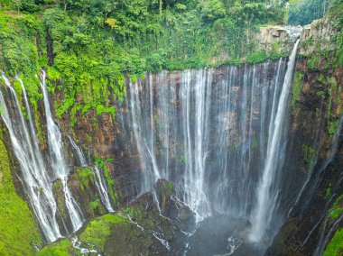 Tumpak Sewu Şelalesi 'ne düşen birçok su akışının inanılmaz hava manzarası..