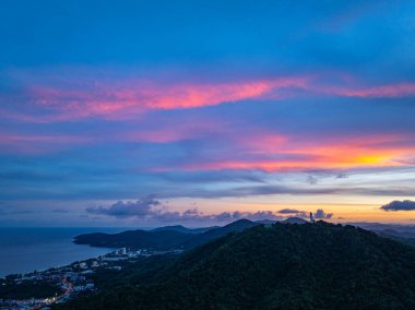 Phuket 'in etrafındaki hava gece manzarası. Büyük Buda.. 