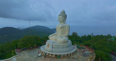 Phuket 'in hava manzarası Büyük Buda mavi gökyüzüne ve mavi denize karşı 