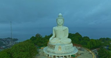 Phuket Büyük Buda 'nın arkasındaki mavi gökyüzünün gökyüzü manzarası.