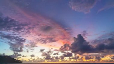 Doğanın inanılmaz ışığının gün batımında gökyüzünü bulutlandırması 