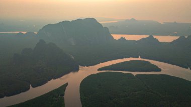 Altın gündoğumunda Mangrove Nehri 'ndeki güzel kalp adasının havadan görünüşü. Mangrove ormanında aşk