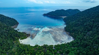 Ao Mai Ngam, Surin Adaları 'nın çarpıcı kuş bakışı manzarası, yemyeşil orman, mercan resifleri ve balık sürüleriyle çevrili at nalı şeklindeki beyaz kumsal, dalgıçlar için popüler bir hedef..