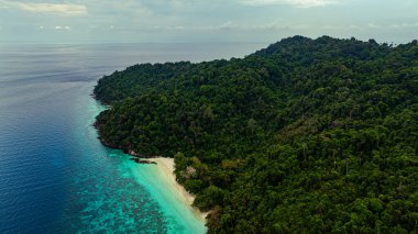 Bereketli yeşil ormanları, mercan resifleri ve çeşitli mercan ve çeşitli balıklarla dolu derin mavi sularıyla Surin Adaları kıyı şeridini sersemleten hava manzarası, onu dalgıçlar için popüler bir varış noktası haline getiriyor.