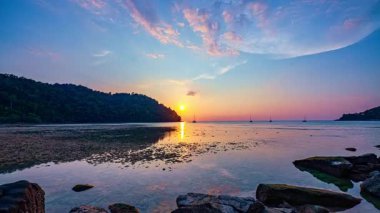 Surin Adaları 'ndaki Mai Ngam Plajı' nda manzara günbatımında zaman aşımı