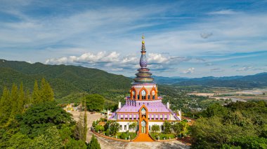 Yeşil vadiye bakan renkli bir pagoda 'nın havadan görünüşü. Pagoda, Wat Thaton 'da, Chiang Mai ilindeki Kok Nehri kıyısında, Burma sınırına yakın bir yerde..