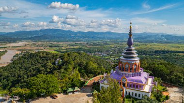 Yeşil vadiye bakan renkli bir pagoda 'nın havadan görünüşü. Pagoda, Wat Thaton 'da, Chiang Mai ilindeki Kok Nehri kıyısında, Burma sınırına yakın bir yerde..