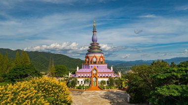 Yeşil vadiye bakan renkli bir pagoda 'nın havadan görünüşü. Pagoda, Wat Thaton 'da, Chiang Mai ilindeki Kok Nehri kıyısında, Burma sınırına yakın bir yerde..