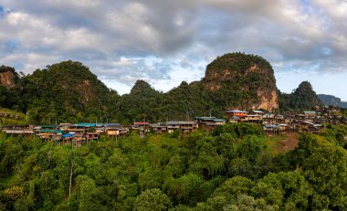 Küçük bir dağ manzarası üzerinde güneşin doğuşunu, arka planda dağları, sisli bir denizi, barışçıl bir atmosferi ve doğal güzelliği olan bir vadiyi hayret verici bir şekilde gösteren hava manzarası.. 