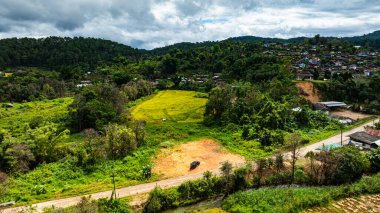 Pang Ung Barajı 'nın girişinin hava manzarasında yol boyunca pirinç terasları var. Çok güzel görünüyor ve doğayla iç içe..