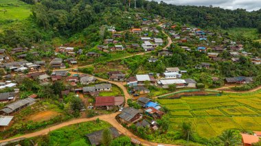 Pang Ung Barajı 'nın girişinin hava manzarasında yol boyunca pirinç terasları var. Çok güzel görünüyor ve doğayla iç içe. Wat Baan Hai Makhuea Som yerel halkın tapınağı ve merkezidir..