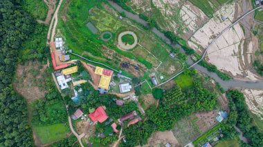 Zu Tong Pae bambu köprüsünün güzel manzarası Mae Hong Son, Tayland 'da günbatımında pirinç tarlasını geçiyor. Sabah köprünün etrafında yeşil pirinç tarlalarıyla birlikte biraz sis ve soğuk hava var..