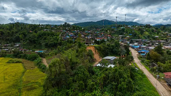 Pang Ung Barajı 'nın girişinin hava manzarasında yol boyunca pirinç terasları var. Çok güzel görünüyor ve doğayla iç içe..