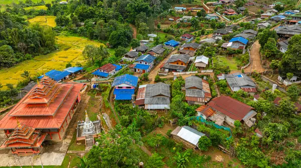 Pang Ung Barajı 'nın girişinin hava manzarasında yol boyunca pirinç terasları var. Çok güzel görünüyor ve doğayla iç içe. Wat Baan Hai Makhuea Som yerel halkın tapınağı ve merkezidir..