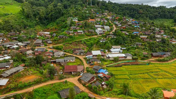 Pang Ung Barajı 'nın girişinin hava manzarasında yol boyunca pirinç terasları var. Çok güzel görünüyor ve doğayla iç içe. Wat Baan Hai Makhuea Som yerel halkın tapınağı ve merkezidir..