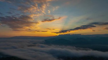 Yun Lai, Pai 'deki sis denizinde çarpıcı bir gündoğumu.