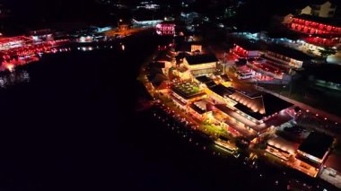 Göldeki Çin köyünden gelen ışıkların yansımaları.