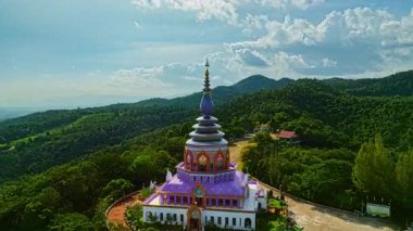 Thaton tapınağındaki renkli pagoda 'nın hava hiper yanılma görüntüsü.