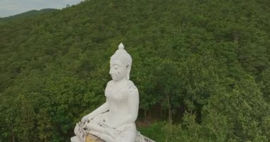 Mae Yen 'in Wat Phra' daki yeşil ormandaki beyaz Buda manzarası.
