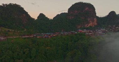 Bereketli Ormanın Üzerinde Sisli Dağ Gündoğumu