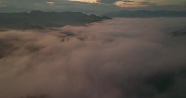 Denizin üzerinde sisli gün doğumu manzarası