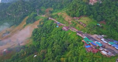 Sabahın erken saatlerinde dağ köyünün havadan görünüşü