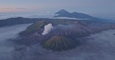 Bromo yanardağının kraterinden beyaz dumanların havadan görünüşü fışkırıyor.