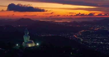 Phuket 'in üzerindeki alacakaranlıktaki güzel bulutların havadan görünüşü.