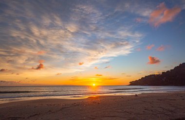 Alacakaranlıkta koyu mavi gökyüzünde görkemli pembe bulutlar