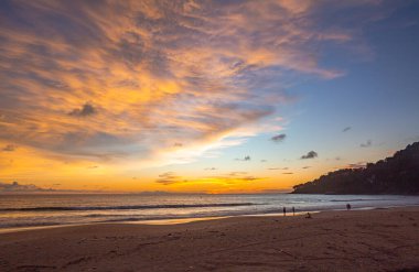Alacakaranlıkta koyu mavi gökyüzünde görkemli pembe bulutlar