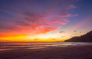 Alacakaranlıkta koyu mavi gökyüzünde görkemli pembe bulutlar