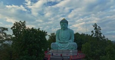 Dağdaki büyük Buda heykelinin mavi gündoğumunun havadan görünüşü