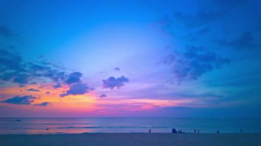 Okyanusun üzerindeki gün doğumunun çarpıcı görüntüsü.