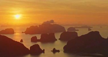 Samednang perspektifinden gün doğumunda büyüleyici altın gökyüzünün havadan görünüşü