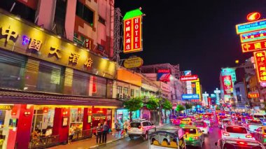 Bangkok, Tayland - 13 Haziran 2024: Bangkok, Tayland 'daki Yaowarat' ta Gece Yolculuğu. Bangkok 'taki Dünya' nın En Büyük Çin Mahallesi. Alışverişi ve cazip yemekleri ile ünlüdür ve film ve müzik videoları için en iyi çekim yeridir..