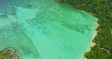 Mai Ngam plajındaki düz beyaz kumsal manzarası, Surin adaları.