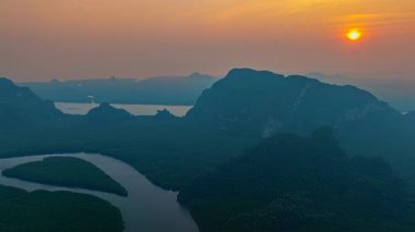 Tatlı gündoğumunun havadan hiperaktifliği. Kalp adası olan Mangrove Nehri