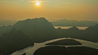 Gün doğumunda Mangrove Kanalı 'ndaki Kalp Adası' nda hava hiperaktifliği.