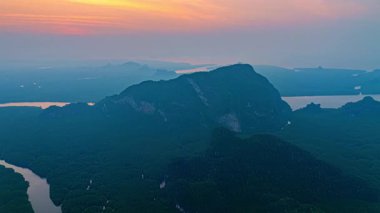 Mangrove Kanalı 'ndaki Heart Adası' nın yukarısında hava hiperaktif gündoğumu
