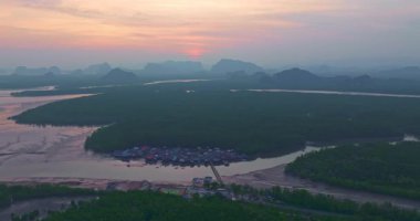 Phang Nga Körfezi 'ndeki adaların üzerinde gün batımının hava görüntüsü.