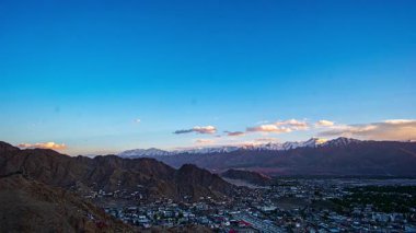 Kuzey Hindistan 'daki Leh Şehri üzerinde Alacakaranlık Zamanı.