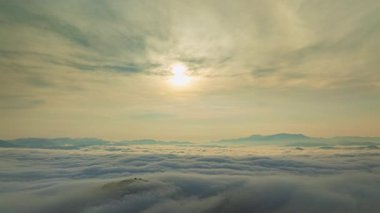 Uçsuz bucaksız bir sis denizi üzerinde güzel bir sabah manzarası.