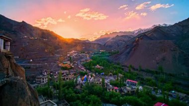 Dağların üzerinde çarpıcı bir günbatımı zamanı.