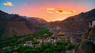 Gün batımında vadideki hızlandırılmış şehir