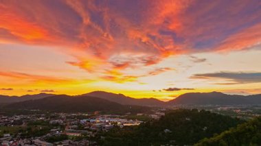 Phuket şehrindeki çarpıcı günbatımının hava hiper yanılma görüntüsü