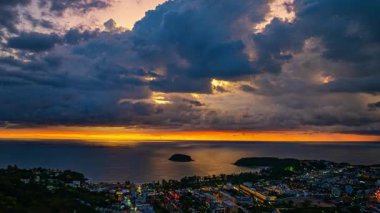 Günbatımında okyanusu kaplayan bulutların hava hiper yanılma görüntüsü