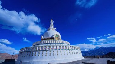 Shanti Stupa 'nın Ladakh, Hindistan' daki bir tepede zaman aşımı..