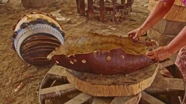 Bir kadının derisini davula germe işlemi